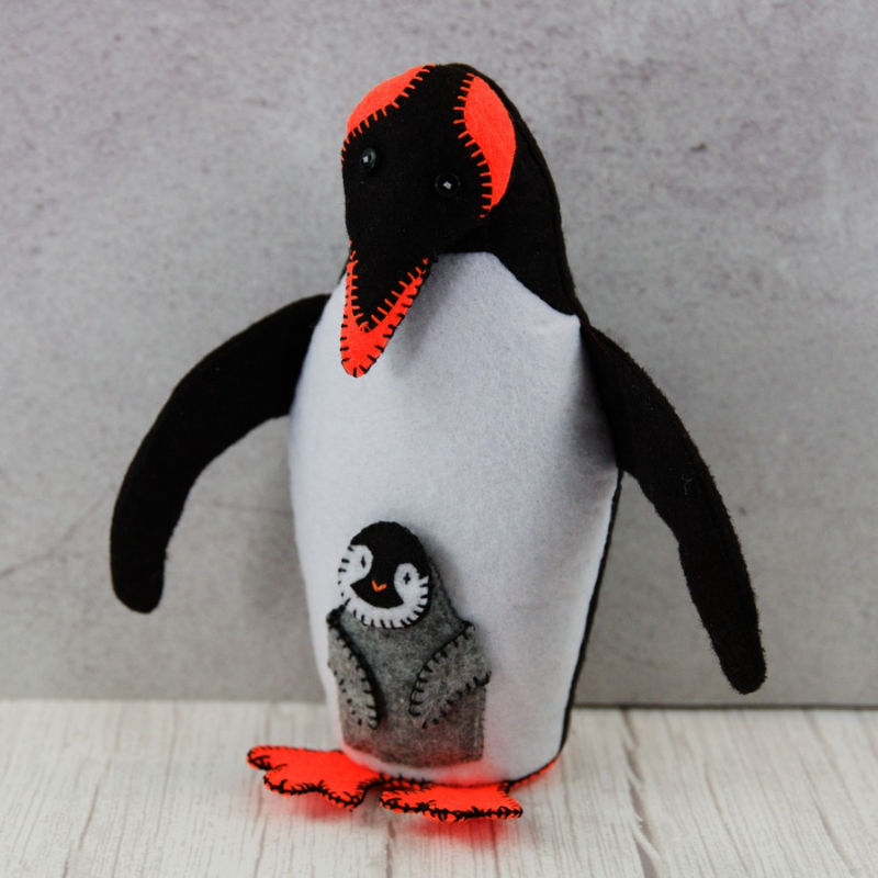 Pingvinas su pingviniuku siūtas iš sintetinio veltinio 18 cm