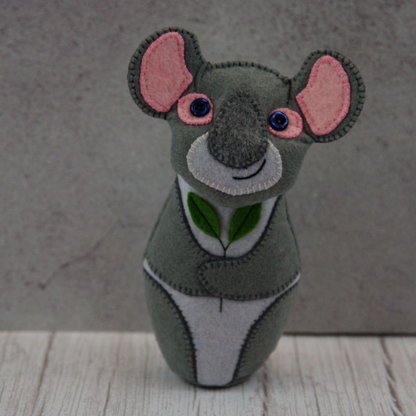 Simpatiška koala siūta iš sintetinio veltinio 17 cm žaislai | minkšti | simpatiška koala siūta iš sintetinio vel