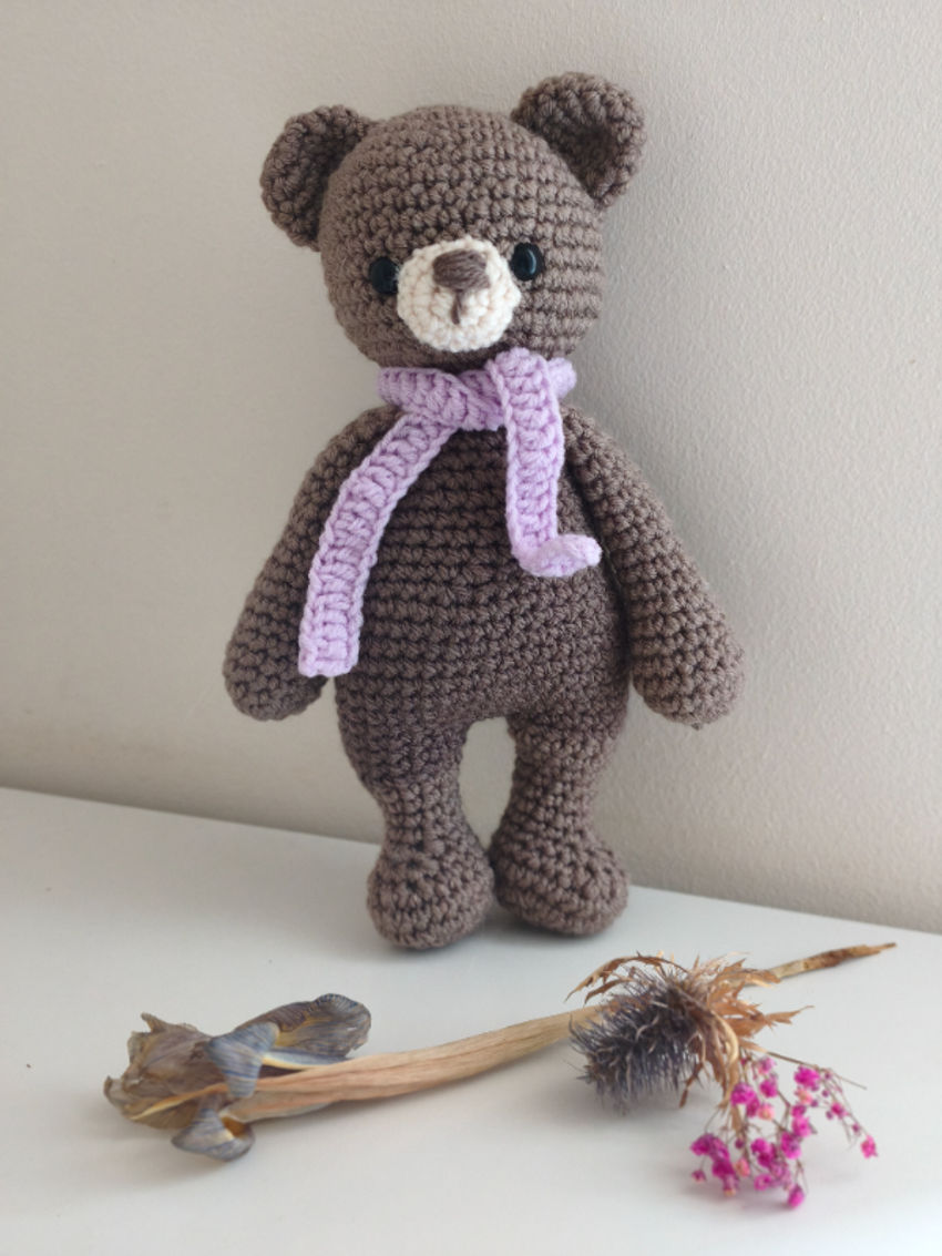 Nertas žaislas meškiukas teddy 22 cm ilgio su šalikėliu žaislai | minkšti | nertas žaislas meškiukas teddy 22 cm