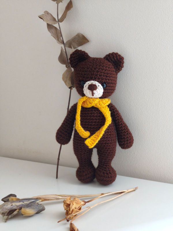 Nertas žaislas meškiukas teddy 22 cm ilgio su šalikėliu