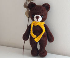 Nertas žaislas  meškiukas teddy   22 cm ilgio  su šalikėliu