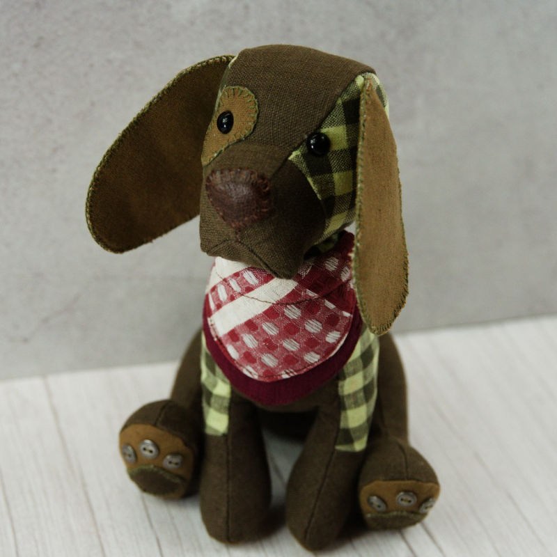 Žaislinis sėdintis šuniukas siūtas iš natūralaus lino 24 cm