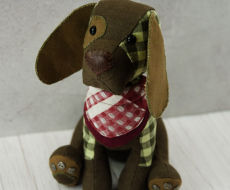 Žaislinis sėdintis šuniukas siūtas iš natūralaus lino 24 cm