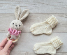 Barškučio ir kojinaičių komplektas kojinaitės 9 cm  dovana naujagimiui
