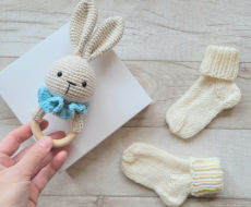 Barškučio ir kojinaičių komplektas kojinaitės 9 cm  dovana naujagimiui