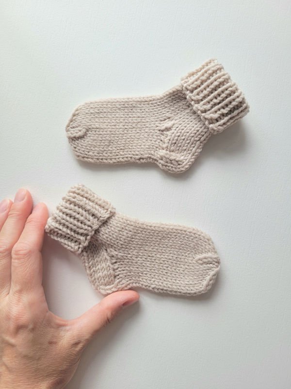 Merino vilnos kojinaitės 9 cm  pirmosios kojinaitės dovana naujagimiui