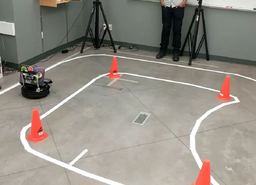 Robot making it's way around a racetrack