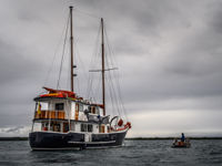 Ons schip met zodiac. © Yves Adams