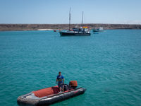 Ons schip met zodiac op de voorgrond. © Yves Adams