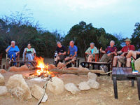 De groep geniet rond het vuur na een vruchtbare dag. © Rudi Debruyne