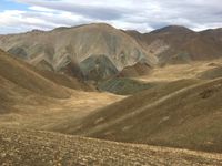 De droge heuvels van het Mongoolse binnenland. © Geert Beckers