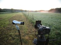 De haardroger zorgt ervoor dat mistdeeltjes niet op het objectief komen vast te zitten en zo de foto benevelen. © Frank Resseler