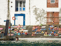 Bij gebrek aan uitgestrekte stranden doet alles dienst voor de zonnekloppers. © Billy Herman