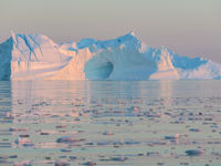 Een ijsberg bij zonsondergang. © Bart Heirweg