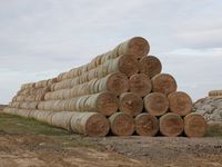 Hooibalen opgestapeld voor de winter. © Jos Tuerlinckx