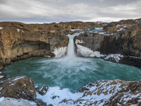 De imposante waterval Aldeyjarfoss in het noorden van IJsland omgeven door basaltzuilen. © Bart Heirweg