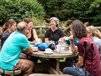 Gezellig rond de tafel. © Sandy Spaenhoven