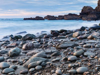 Heddon's Mouth, getrokken met lange sluitertijd en keien op de voorgrond. © Sandy Spaenhoven