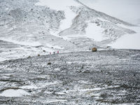 Nederig zijn in het dramatische landschap. © John Bozinov