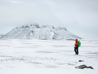 De ijsvlakten lenen zich voor een wandeling, weliswaar steeds voorzien van geweer tegen de ijsberen! © John Bozinov