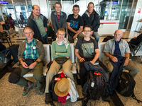 Groepsfoto op de luchthaven. © Billy Herman