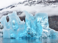 Blauw ijs, dat al deels smolt, geeft prachtige schakeringen. © Yves Adams