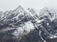 Verse sneeuw op het jonge gebergte, dat scherp boven de kust uitsteekt. © Yves Adams