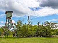 Een uitkijktoren op de poesta. © Rudi Debruyne