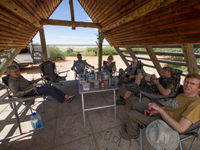 Kris M. ontspant tijdens een lunch in de Kalahari © Jan Baks