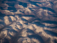Abstracte landschapsfotografie vanuit het vliegtuig. © Billy Herman