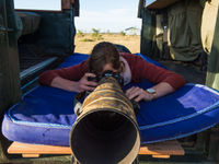 De matras achteraan in de jeep is comfortabel. Het standpunt zorgt voor unieke beelden. Mits goeie afspraken is het mogelijk met twee fotografen hier op plaats te nemen. © Billy Herman