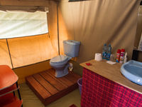 Het sanitair is verzorgd met stromend (warm) water, een toilet en een ruime douche. © Billy Herman