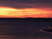 Het meer baadt in het warme avondlicht. © Noé Terorde