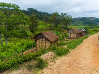 Notre route serpente entre les petites habitations. © Billy Herman