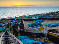 Les jeunes aiment rester sur la plage le soir. © Billy Herman