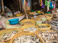 Le poisson séché se trouve fréquemment sur les marchés. © Billy Herman