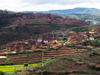 Opvallende terraslandschappen in het binnenland. © Samuel De Rycke