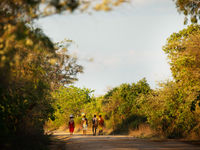 Locals op weg naar het dorp. © Samuel De Rycke