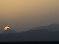 De zon gaat onder boven de Sahara. © Billy Herman