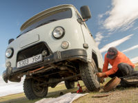 Dagelijks onderhoud van de Ural minibus! © Johannes Jansen