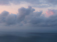 Zicht op de zee tijdens het 'blauwe uur'. © Hans Debruyne