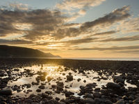 Een sfeerbeeld van de zonsondergang op het keienstrand. © Hans Debruyne