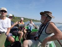 Met een bootje verkennen we het Tiszameer, een gigantisch zoetwatermeer langsheen de rivier de Tisza. © Jos Tuerlinckx