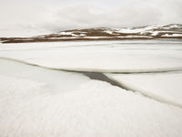 Op de weg naar Batsfjord rijden we over de echte toendra, met nog grotendeels bevroren fjells. © Billy Herman