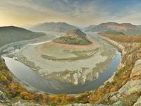 Een riviervallei: panorama van de meanderende Arda. © Yves Adams