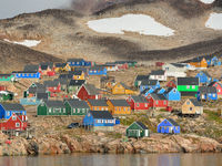 Ittoqqotoormiit brengt kleur in het landschap. © Yves Adams