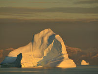 Spelen met contrasten bij Scoresbysund. © Yves Adams