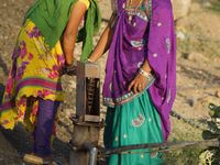 Vrouwen halen water aan de bron. © Janco van Gelderen