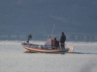 Deux pêcheurs s'éloignant du port © Patrick Keirsebilck 