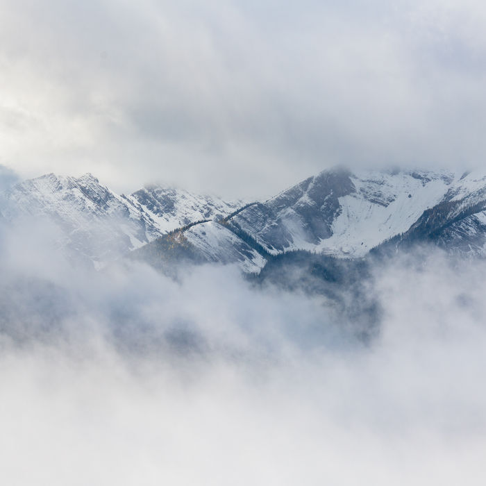 De eerste sneeuwval op de nabijgelegen bergtoppen. © Bart Heirweg